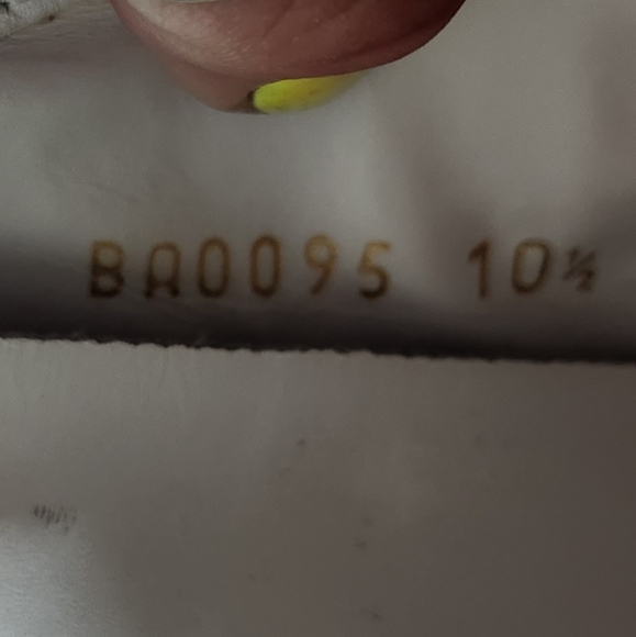 Louis Vuitton - Picture 2 of 7